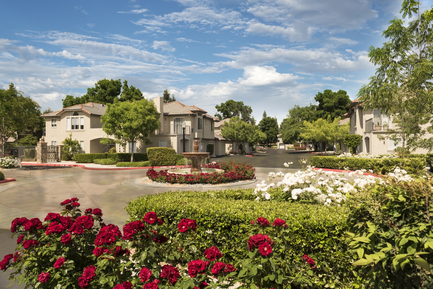 Le Provence Apartments Courtyard